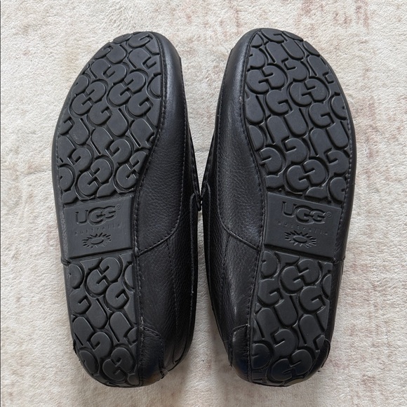 UGG Men's Black Slippers with Plush Cream Interior - Picture 4 of 4